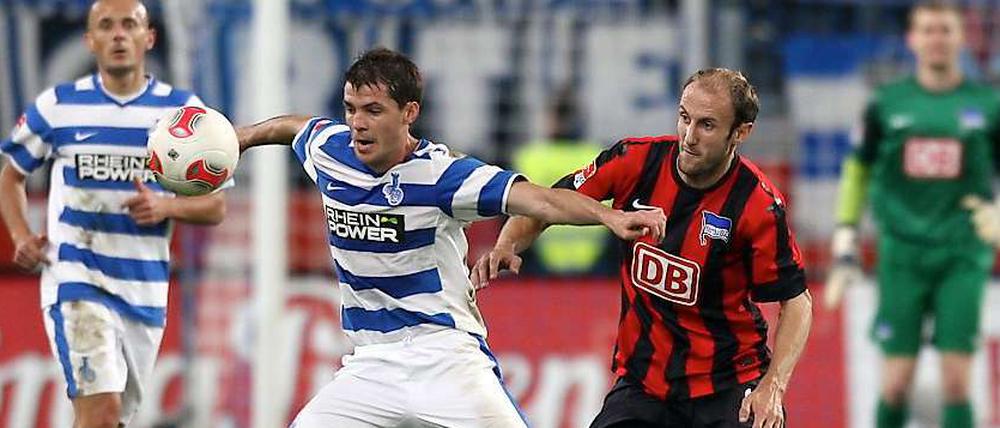 Herthas Roman Hubnik (r.) im Duell mit Ex-Herthaner Valeri Domowtschiski.