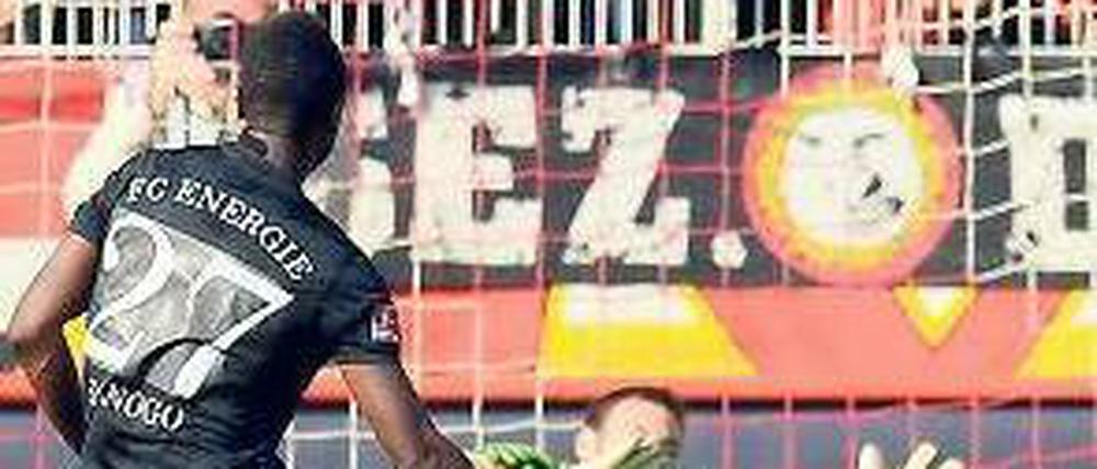 Wende vereitelt. Torhüter Daniel Haas hält den Elfmeter von Boubacar Sanogo und bewahrt Union vor dem Ausgleich. Foto: dapd
