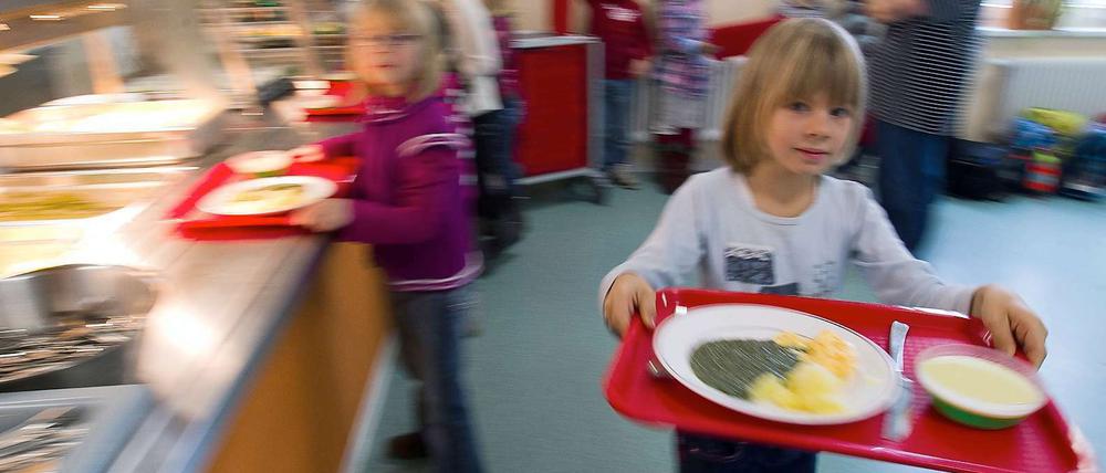 An zahlreichen Erkrankungen von Kindern in Berlin und Brandenburg soll das Schulessen schuld sein. Die betroffenen Einrichtungen bezogen das Essen alle von dem selben Lieferanten.