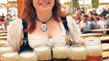 Ein Maßkrug wiegt zwei Kilo. Sibylle Schulz, Bedienung im Hofbräu-Zelt. 