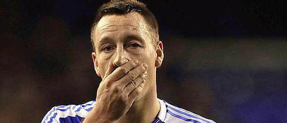 What the ...! John Terry schweigt, sein Management teilt mit, er sei enttäuscht über die Entscheidung.