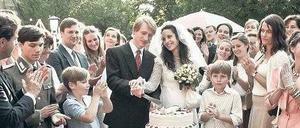 Buddenbrooks zu Dresden. Das Brautpaar Ina Rohde (Stephanie Stumph) und Thomas Wernstein (Christian Sengewald) feiert inmitten der Familien Hoffmann und Rohde. Foto: Nik Konietny/MDR