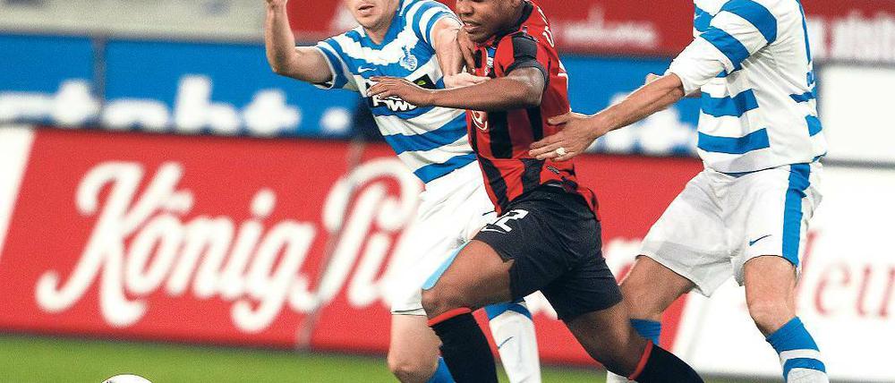 Lassen Sie mich durch, ich bin Ronny. Herthas Brasilianer (Mitte), in dieser Saison bislang der beste Berliner, traf diesmal nicht. Foto: dpa