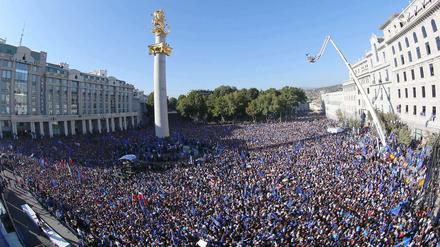 An die 100.000 Menschen haben vor der Parlamentswahl in Georgien in der Hauptstadt Tiflis für einen Machtwechsel demonstriert. 