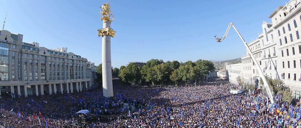 An die 100.000 Menschen haben vor der Parlamentswahl in Georgien in der Hauptstadt Tiflis für einen Machtwechsel demonstriert. 