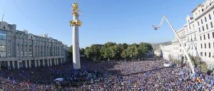 An die 100.000 Menschen haben vor der Parlamentswahl in Georgien in der Hauptstadt Tiflis für einen Machtwechsel demonstriert.