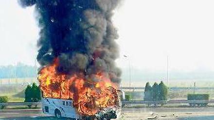 Bus in Flammen. Ein Reisender nahm das Foto von der Gegenfahrbahn auf. 