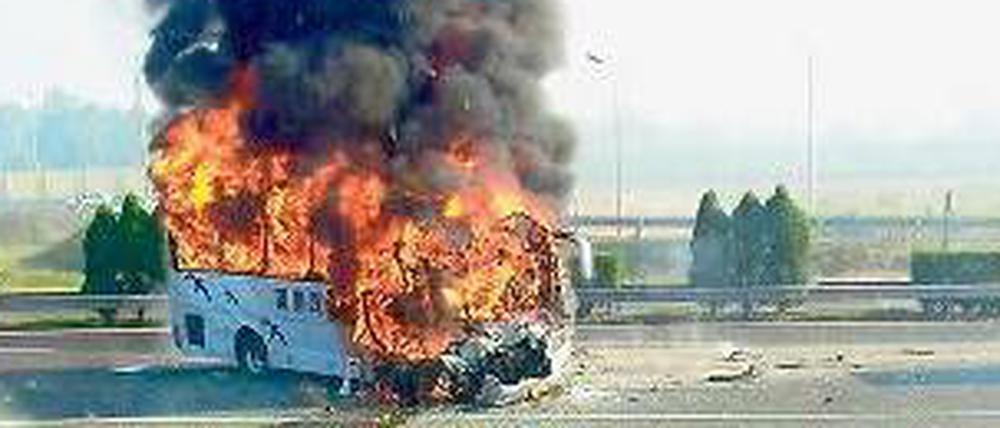 Bus in Flammen. Ein Reisender nahm das Foto von der Gegenfahrbahn auf. 