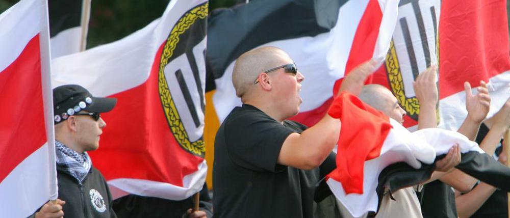 Die NPD bereitet sich auf ein mögliches Verbotsverfahren vor.