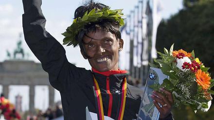Mit der Sonne um die Wette gestrahlt: Aberu Kebede siegt beim Marathon der Frauen.