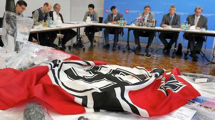 Eine Hakenkreuzfahne, Waffen und Propagandamaterial sind beschlagnahmt worden und liegen am Dienstag bei einer Pressekonferenz. Die bedeutendste Neonazi-Gruppe Niedersachsens "Besseres Hannover" hat das Land jetzt verboten.
