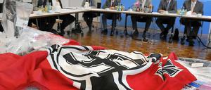 Eine Hakenkreuzfahne, Waffen und Propagandamaterial sind beschlagnahmt worden und liegen am Dienstag bei einer Pressekonferenz. Die bedeutendste Neonazi-Gruppe Niedersachsens "Besseres Hannover" hat das Land jetzt verboten.
