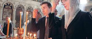 Mit Hilfe von oben. Oppositionsführer und Milliardär Bidsina Iwanischwili zog es am Montag mit seiner Frau in eine Kirche nach Tiflis. Er fordert die Regierung unter Präsident Michail Saakaschwili heraus. Foto: Georgy Abdaladze/dapd