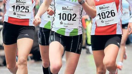 Zielstrebig. Anna Hahner (Nr. 1002) will in Berlin ihre Bestzeit unterbieten. Foto: dapd