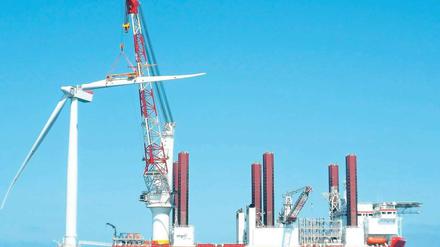 Steht im Meer: Das Installationsschiff bringt die Teile für das Windrad. Der Kran trägt die Rotorblätter, bis sie befestigt sind. 