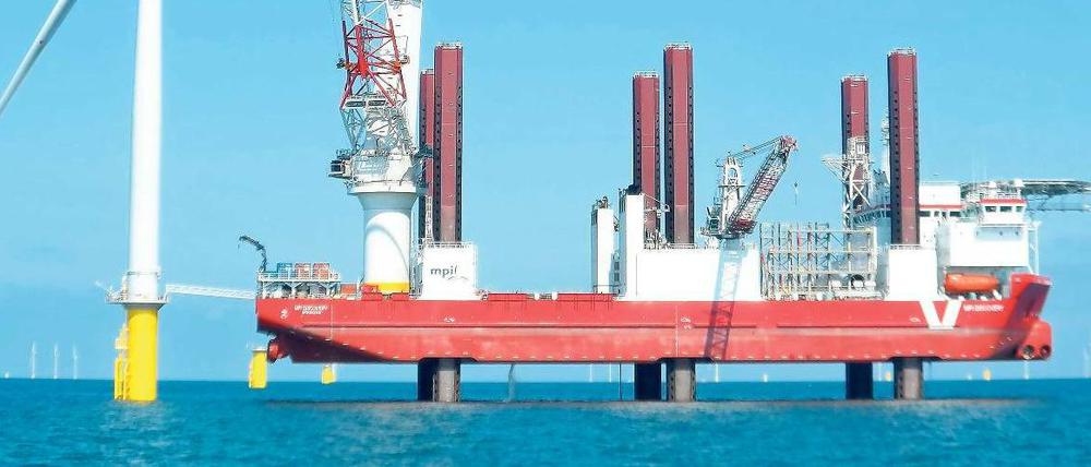 Steht im Meer: Das Installationsschiff bringt die Teile für das Windrad. Der Kran trägt die Rotorblätter, bis sie befestigt sind. 