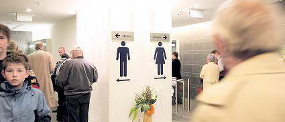 Zahlen bitte. In vielen Toilettenanlagen werden die Benutzer aufgefordert, einen Obolus zu entrichten.