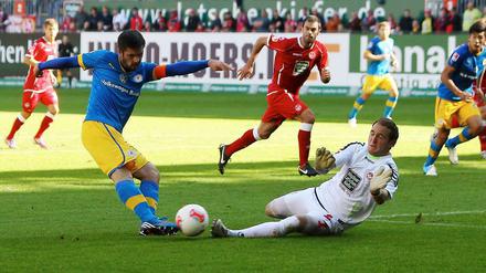 Braunschweigs Kapitän Dennis Kruppke versucht, Lauterns Torwart Tobias Sippel zu überwinden.