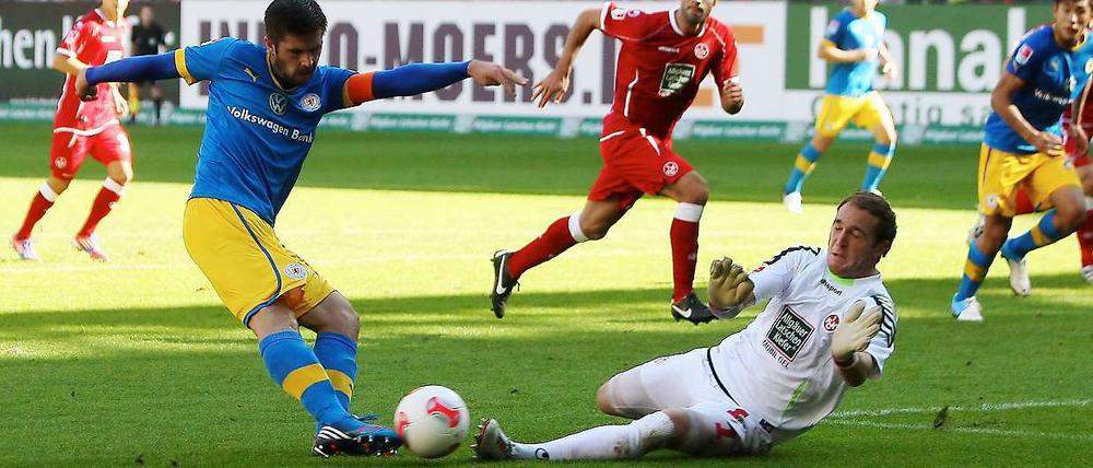Braunschweigs Kapitän Dennis Kruppke versucht, Lauterns Torwart Tobias Sippel zu überwinden.