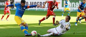 Braunschweigs Kapitän Dennis Kruppke versucht, Lauterns Torwart Tobias Sippel zu überwinden.