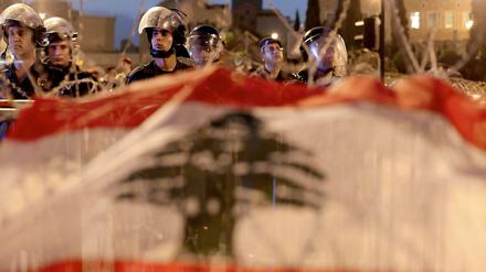 Im Libanon kämpfen Demonstranten gegen die pro-syrische Regierung, die von der Hisbollah dominiert wird. 