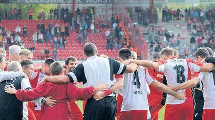 Geschlossen zum Erfolg. Union feiert sich nach dem Heimsieg gegen Cottbus.