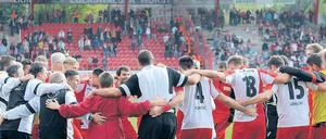 Geschlossen zum Erfolg. Union feiert sich nach dem Heimsieg gegen Cottbus.