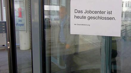 Das Jobcenter in Neuss ist geschlossen. Die Mitarbeiter stehen unter Schock. Eine ihrer Kolleginnen wurde getötet.