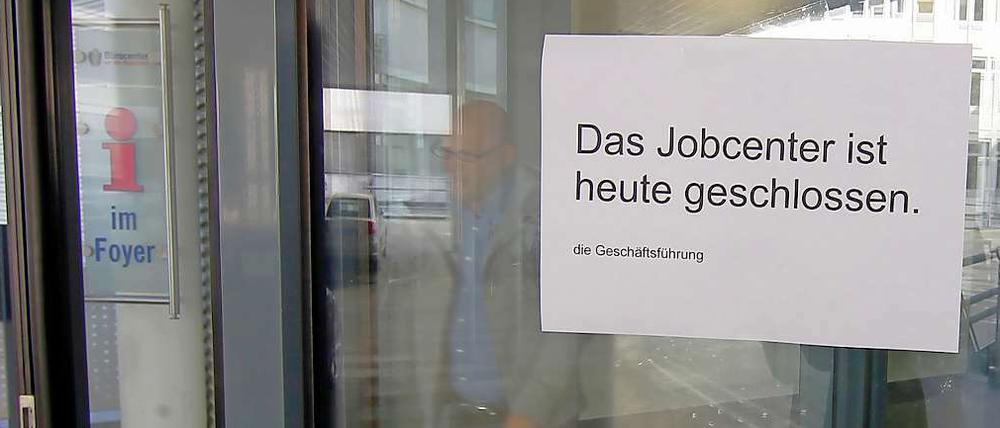 Das Jobcenter in Neuss ist geschlossen. Die Mitarbeiter stehen unter Schock. Eine ihrer Kolleginnen wurde getötet.