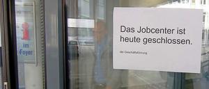 Das Jobcenter in Neuss ist geschlossen. Die Mitarbeiter stehen unter Schock. Eine ihrer Kolleginnen wurde getötet.