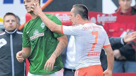 Immerhin kratzig. Bayerns Franck Ribéry (r.) bohrt seine Finger tief unter die Gesichtshaut von Bremens Marko Arnautovic. Fotos: dapd