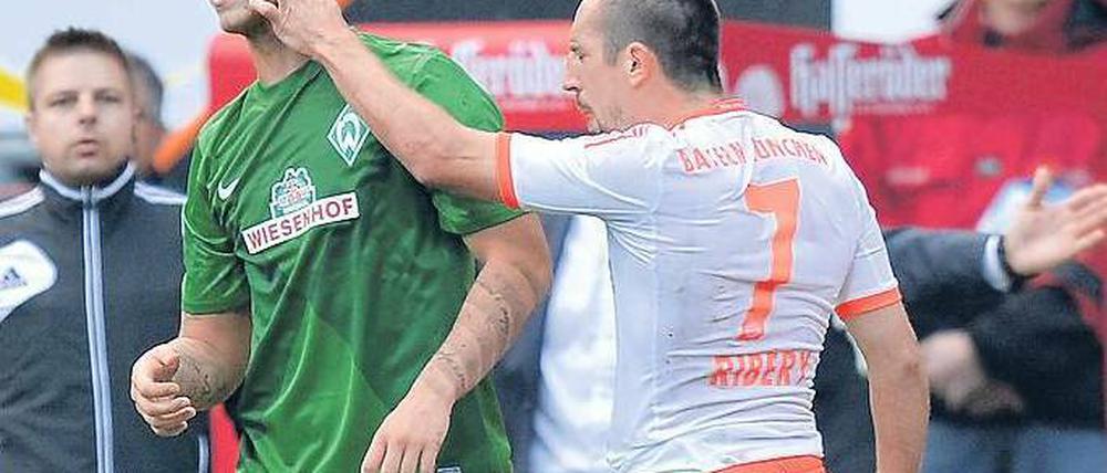 Immerhin kratzig. Bayerns Franck Ribéry (r.) bohrt seine Finger tief unter die Gesichtshaut von Bremens Marko Arnautovic. Fotos: dapd