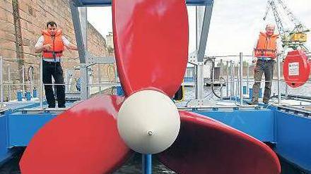 Geschraubt. Der Antrieb des Magdeburger Prototyps. Die Testanlage ist nördlich des Wissenschaftshafens in der Elbe verankert.