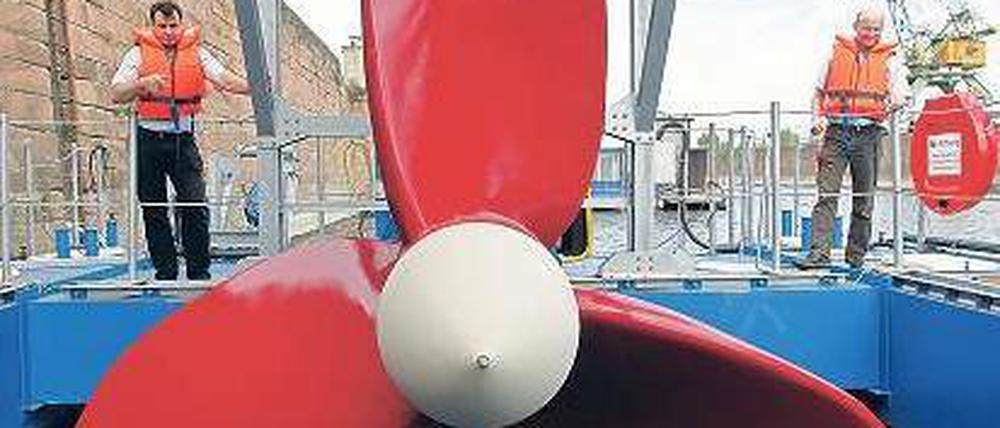 Geschraubt. Der Antrieb des Magdeburger Prototyps. Die Testanlage ist nördlich des Wissenschaftshafens in der Elbe verankert.