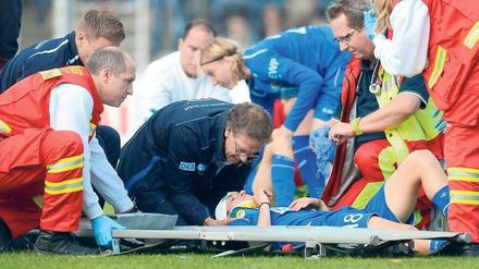 Im Dauereinsatz. Beim Spiel Potsdam gegen Frankfurt mussten die Sanitäter in der Schlussphase häufiger auf den Platz. Foto: Koch