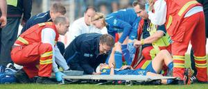 Im Dauereinsatz. Beim Spiel Potsdam gegen Frankfurt mussten die Sanitäter in der Schlussphase häufiger auf den Platz. Foto: Koch