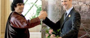 Im Jahr 2008 gaben sich die beiden Despoten noch "Shake Hands" - im vergangenen Jahr gab aber wohl der syrische Geheimdienst der Gaddafis Nummer weitergab um eine Schonfrist für Assad rauszuhandeln.