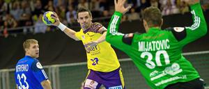 Berlins Ivan Nincevic (m.) hatte Dinamo-Torwart Rade Mijatovic zur Halbzeit bereits sechs mal bezwungen. Am Ende war er mit acht Toren bester Werfer der Füchse.