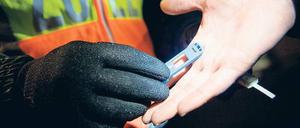 Erwischt. Zollbeamte suchen an der deutsch-tschechischen Grenze nach der Modedroge Crystal. In den vergangenen zwei Jahren ist der Handel damit rasant gestiegen. Foto: dapd