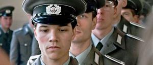 Szene aus dem Film: Christian Hoffmann (gespielt von Sebastian Urzendowsky) geht während seines Dienstes bei der NVA wählen.