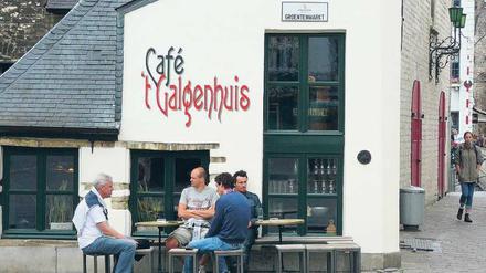 Café mit dunkler Geschichte. Zum Glück sind die Zeiten, als hier ein Henker seine Pflicht tun musste, lange vorbei. Das Lokal in Gent ist nicht nur bei Touristen beliebt.