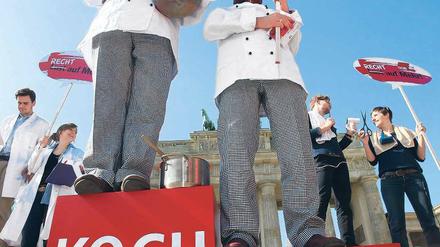 Höhenunterschied. Am „Equal Pay Day“ demonstrierten Bürger im März vor dem Brandenburger Tor gegen Lohnungleichheit. Foto: p-a/dpa