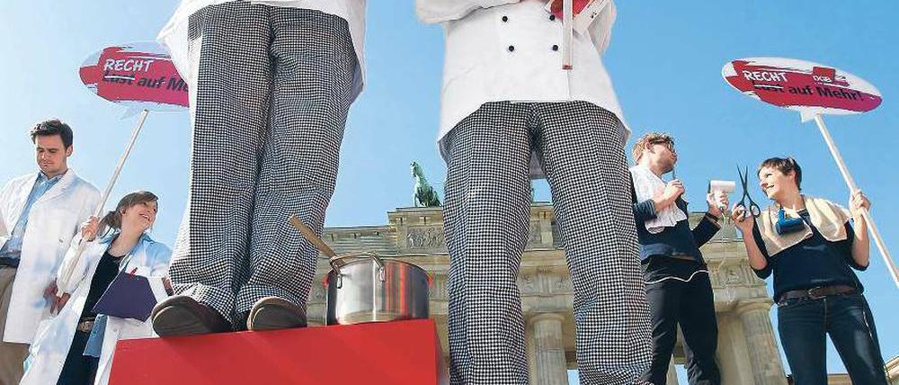 Höhenunterschied. Am „Equal Pay Day“ demonstrierten Bürger im März vor dem Brandenburger Tor gegen Lohnungleichheit. Foto: p-a/dpa