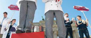 Höhenunterschied. Am „Equal Pay Day“ demonstrierten Bürger im März vor dem Brandenburger Tor gegen Lohnungleichheit. Foto: p-a/dpa