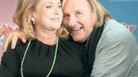 In echt albern: Catherine Deneuve und Gérard Depardieu beim Foto-Termin in Mitte. Der neue "Asterix" kommt am 18. Oktober in die Kinos.