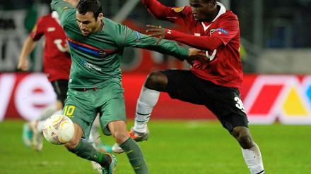 Levantes Vincente Iborra (links) und Hannovers Mame Diouf beim Kampf um den Ball. 