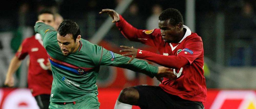 Levantes Vincente Iborra (links) und Hannovers Mame Diouf beim Kampf um den Ball. 