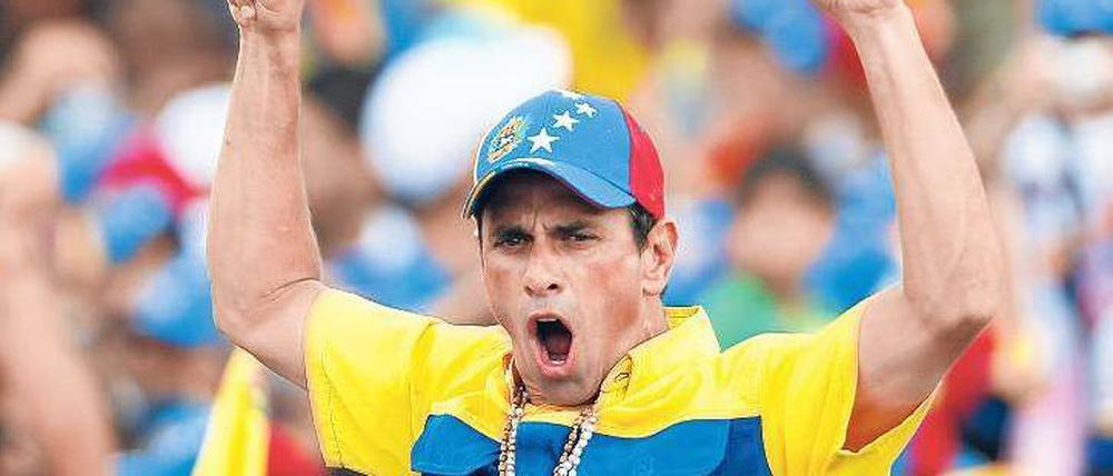 Ein Hoffnungsträger für alle Gegner des sozialistischen Präsidenten Chávez ist Capriles: Für den Wahltag wird ein Kopf-an-Kopf-Rennen erwartet. Foto: David Fernandez/dpa