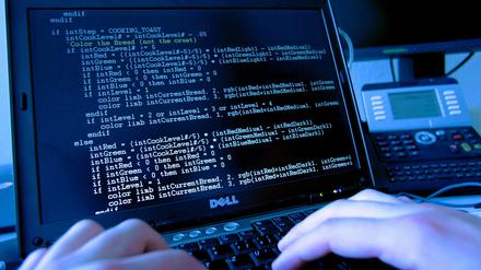 Wegen einer Razzia bei einer schwedischen Internetfirma übten, nach eigener Aussage, Mitglieder der Anonymus-Bewegung einen Hackeranschlag auf die Nationalbank und den Regierungsserver.