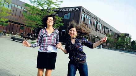 Sprungbrett für die Uni-Karriere. Linda Förster (l.) von „Arbeiterkind“ gibt gern Tipps weiter – auch an Studentin Jenny Pötzsche. 